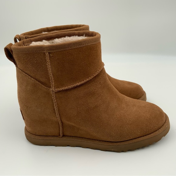 UGG Shoes - UGG Classic Chestnut Classic Femme Mini Boots. Size 6.